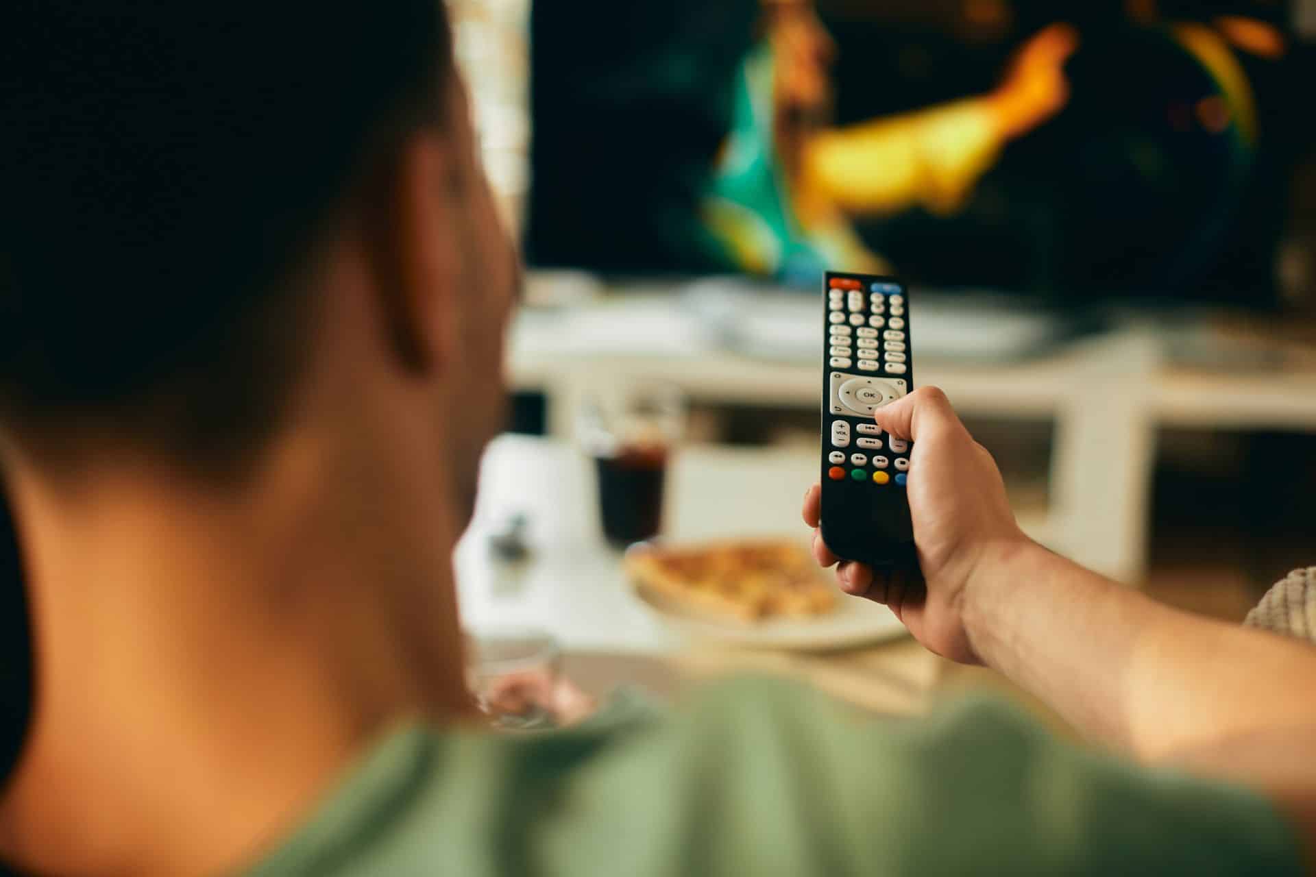As Smart TVs evoluíram para verdadeiros centros de entretenimento doméstico. Elas concentram streaming, jogos, videoconferências, navegação na internet e integração com dispositivos inteligentes da casa
