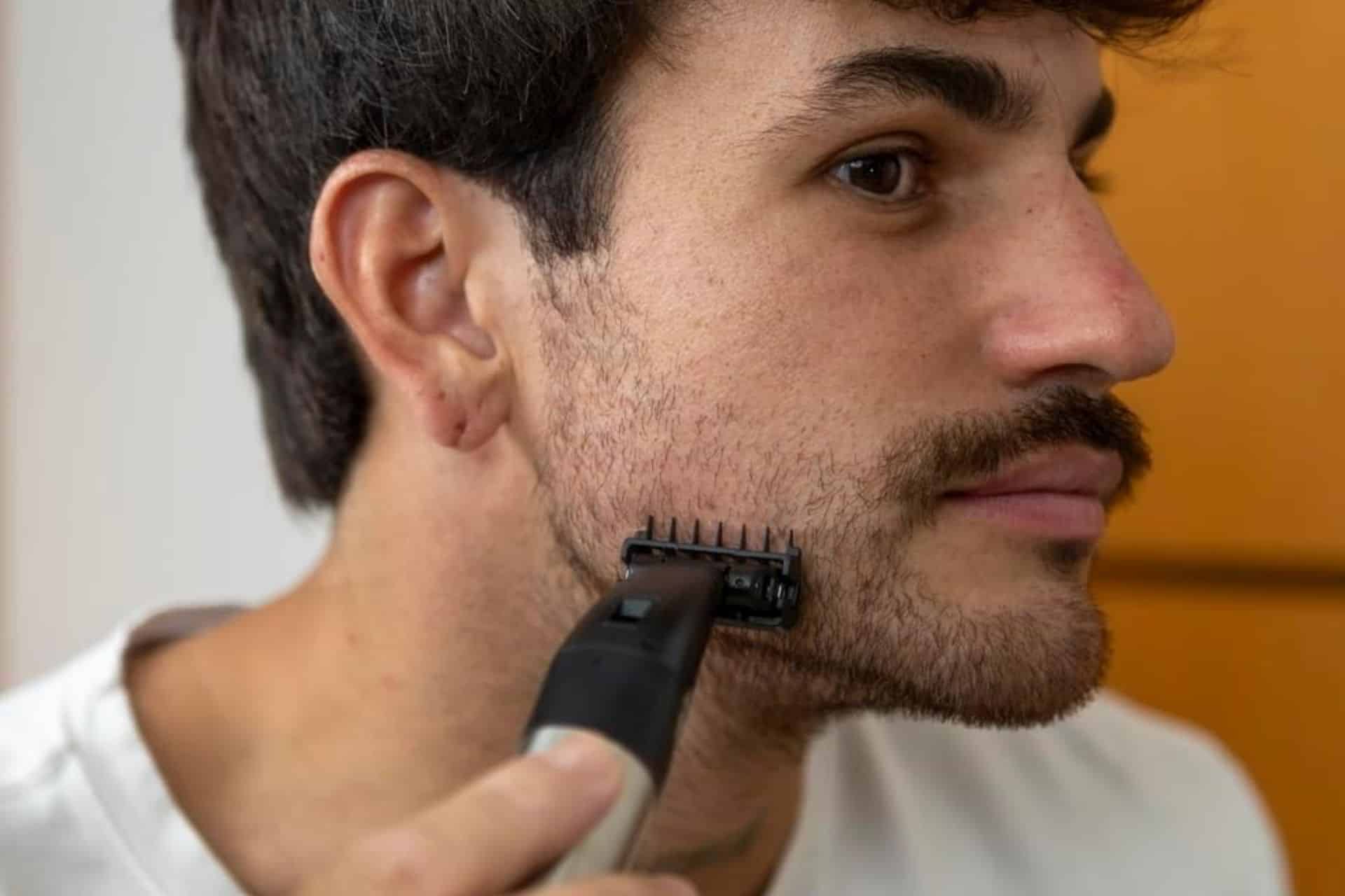 Na hora de escolher um barbeador elétrico, a quantidade de acessórios costuma chamar atenção, mas outros fatores também fazem diferença na experiência de uso