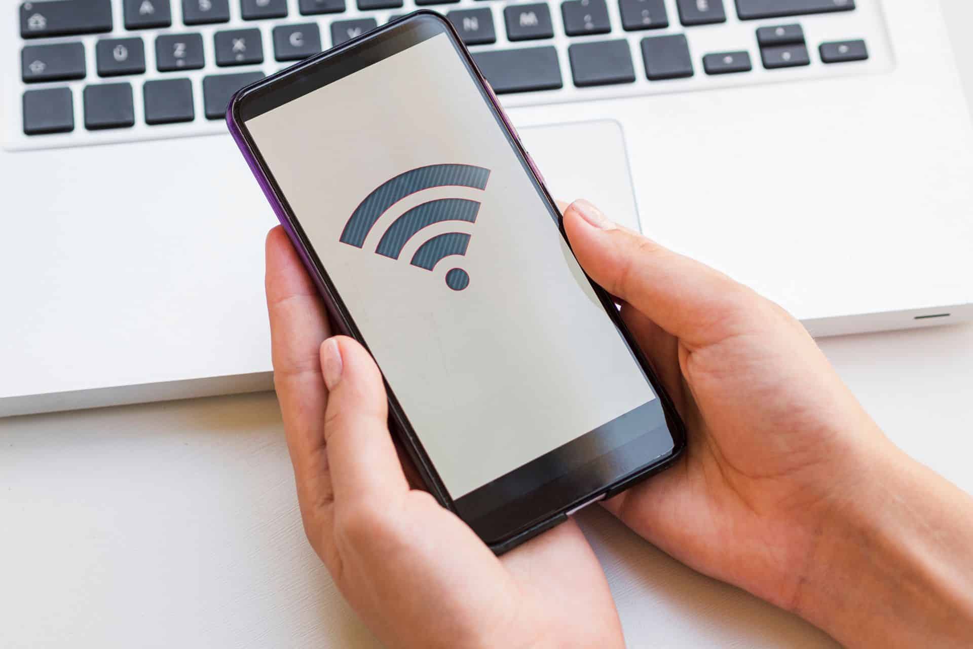A senha do Wi-Fi costuma ser uma das primeiras informações oferecidas quando uma visita chega em casa