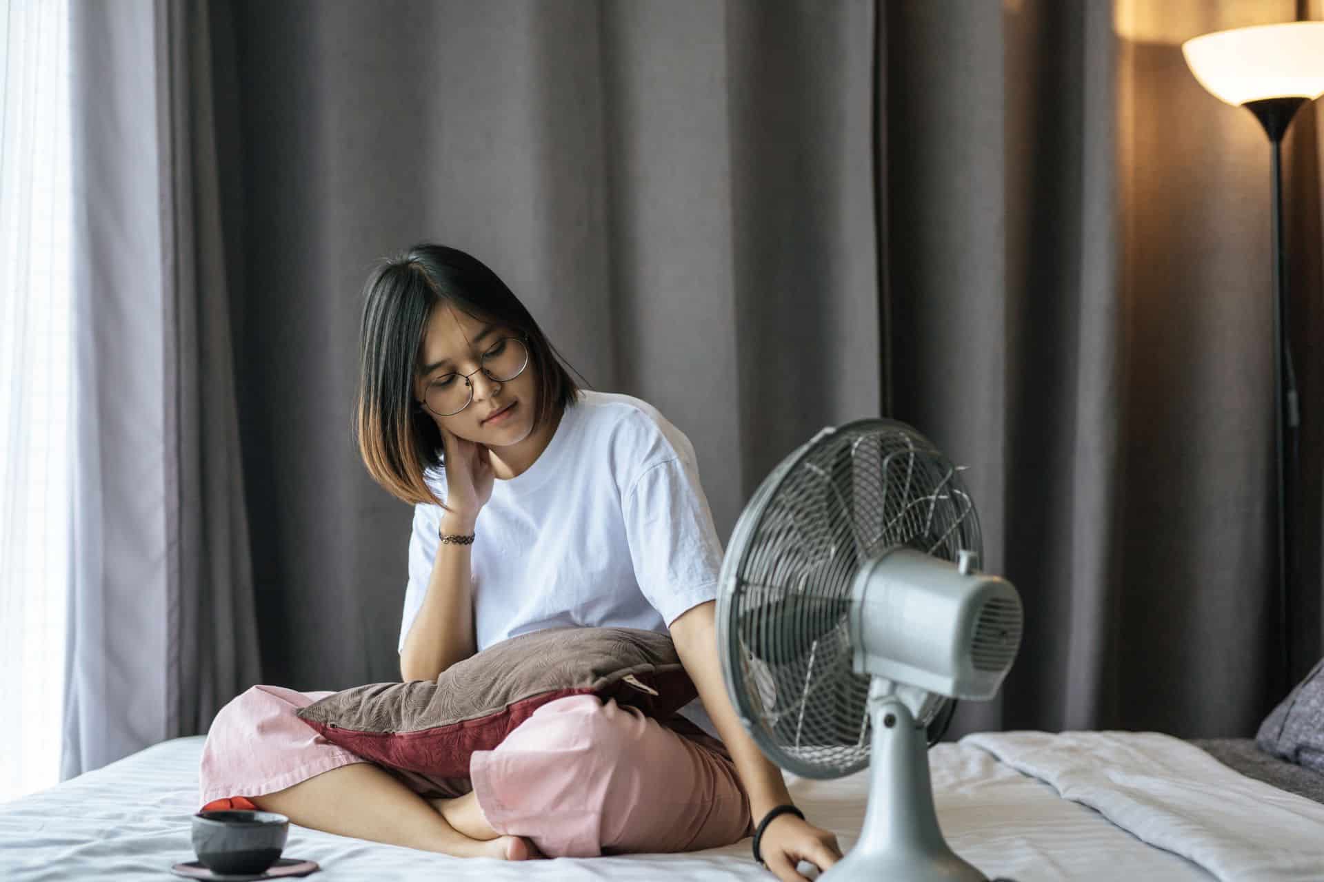 Na prática, a diferença entre os dois está menos na capacidade de ventilação e mais na forma como cada aparelho ocupa e se adapta ao ambiente