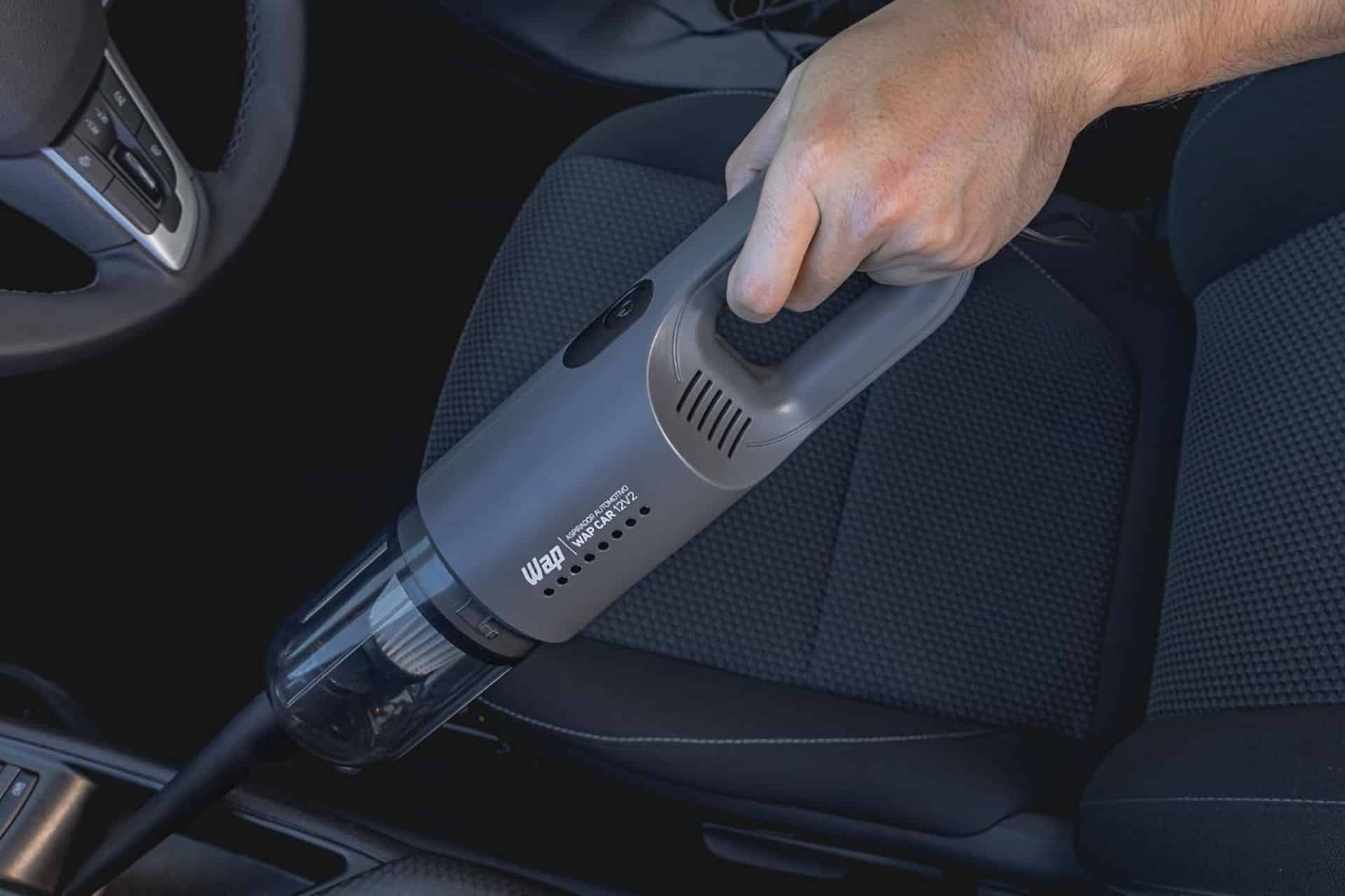 Os dois equipamentos têm em comum a proposta de tornar a limpeza localizada mais simples