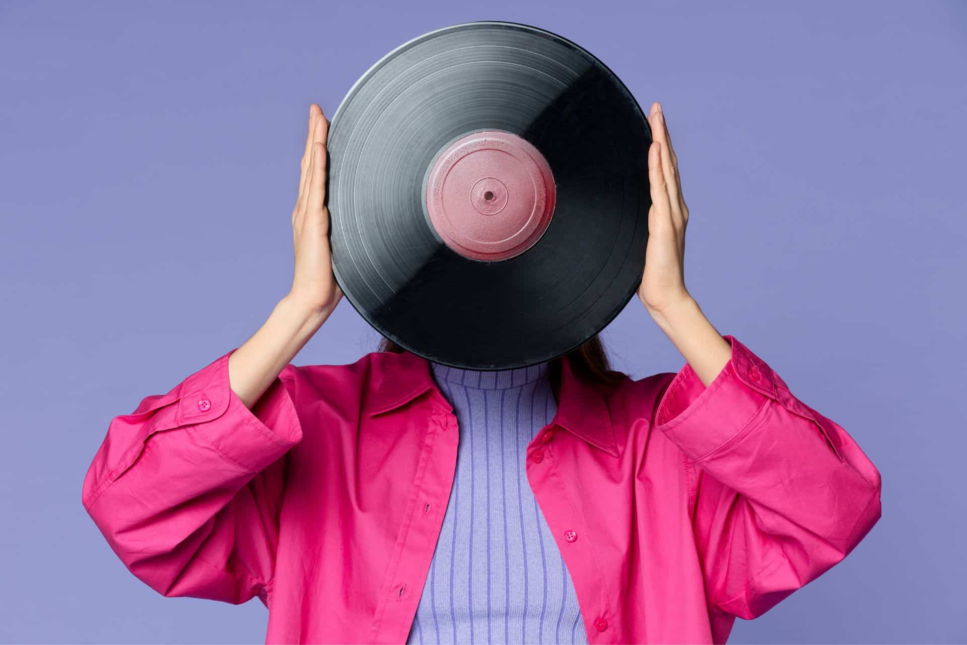 Enquanto o Congresso brasileiro discute como regulamentar a inteligência artificial, a indústria da música já começou a discutir uma pergunta que parece simples, mas está longe de ter uma resposta: quando apertamos o play, quem, exatamente, está cantando para nós?
