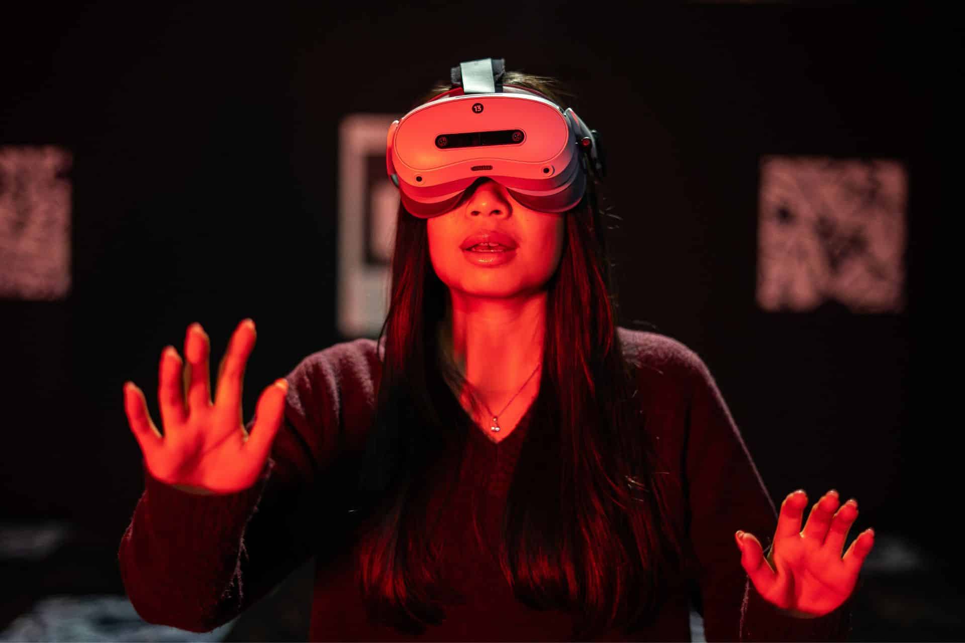 A exposição de true crime utiliza ambientes e materiais cenográficos, além de momentos em que o visitante pode interagir com elementos da experiência