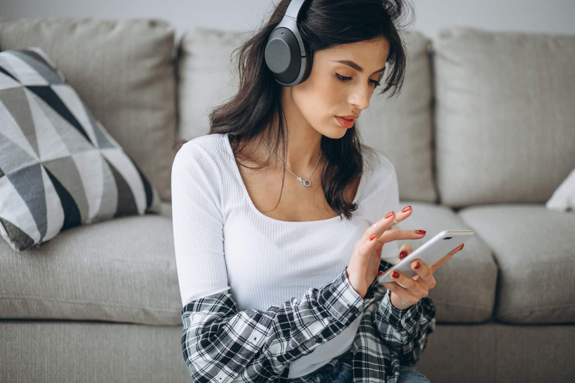 A conexão Bluetooth facilita o uso de dispositivos no dia a dia, mas também pode expor informações pessoais e permitir o rastreamento de aparelhos. Entenda os riscos e saiba como proteger seus dados