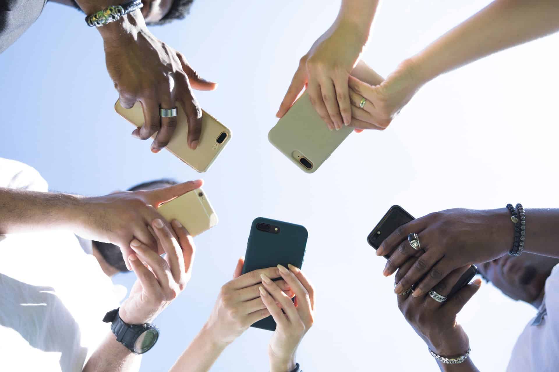 Considerando um bom cuidado com a bateria, atualizações regulares de software e manuseio adequado, um smartphone moderno pode durar de quatro a seis anos