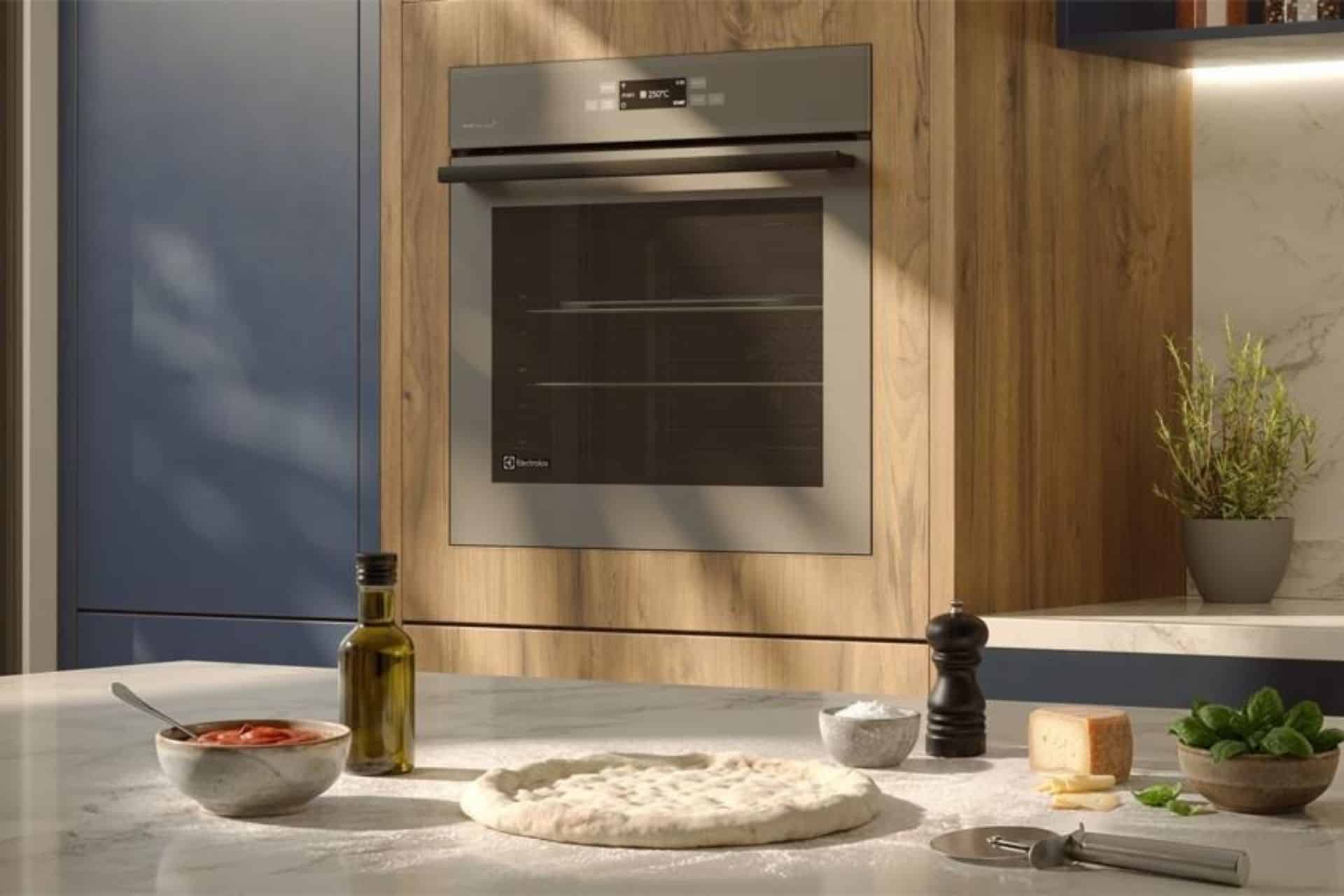 O Forno de Embutir Elétrico Electrolux Expert 3 em 1 (OE8EP) já está disponível nos principais canais de venda e na loja oficial da marca