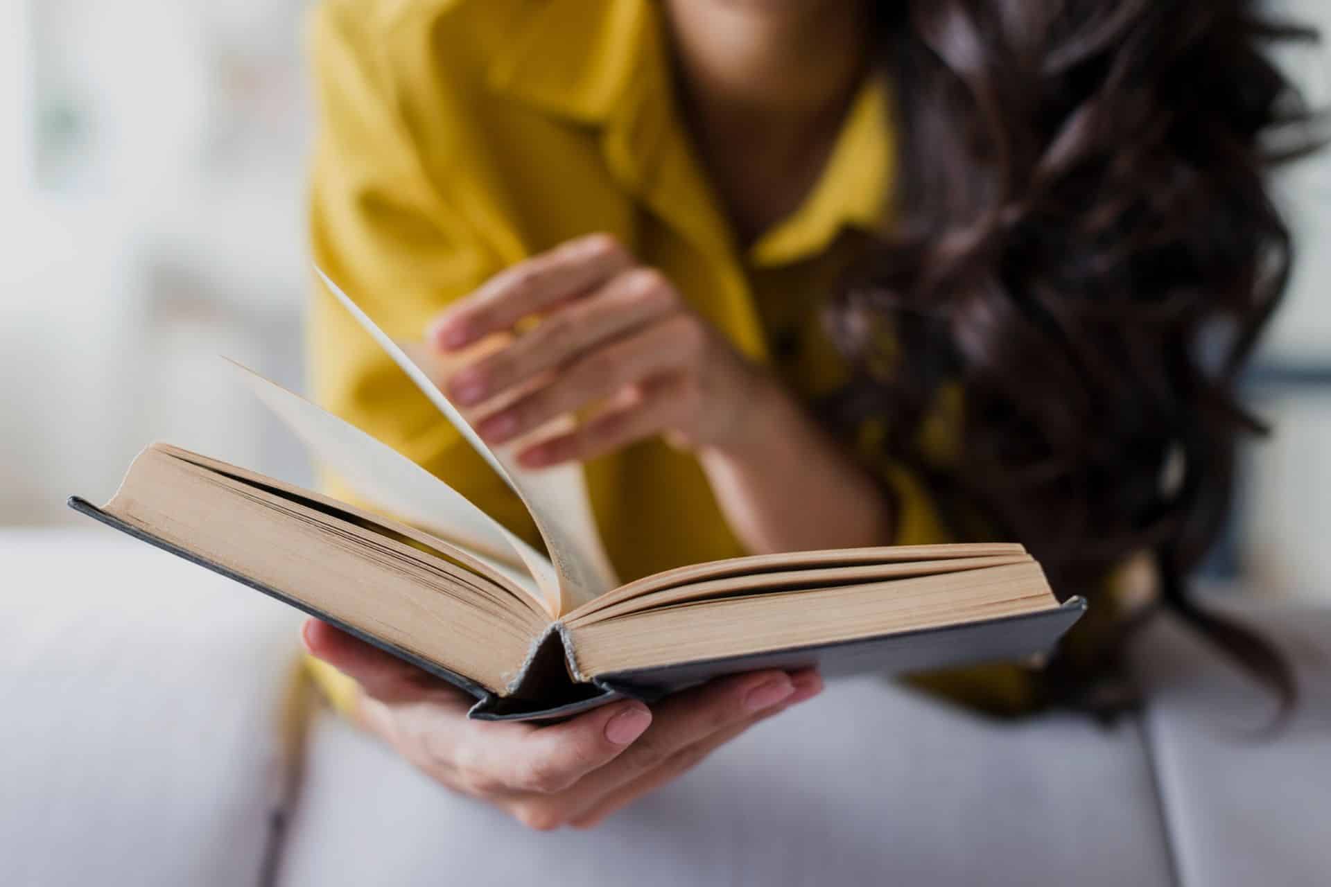 Os livros me apresentaram a assuntos que eu não conhecia, despertaram perguntas e me deram referências que continuam aparecendo muito depois de terminar uma leitura