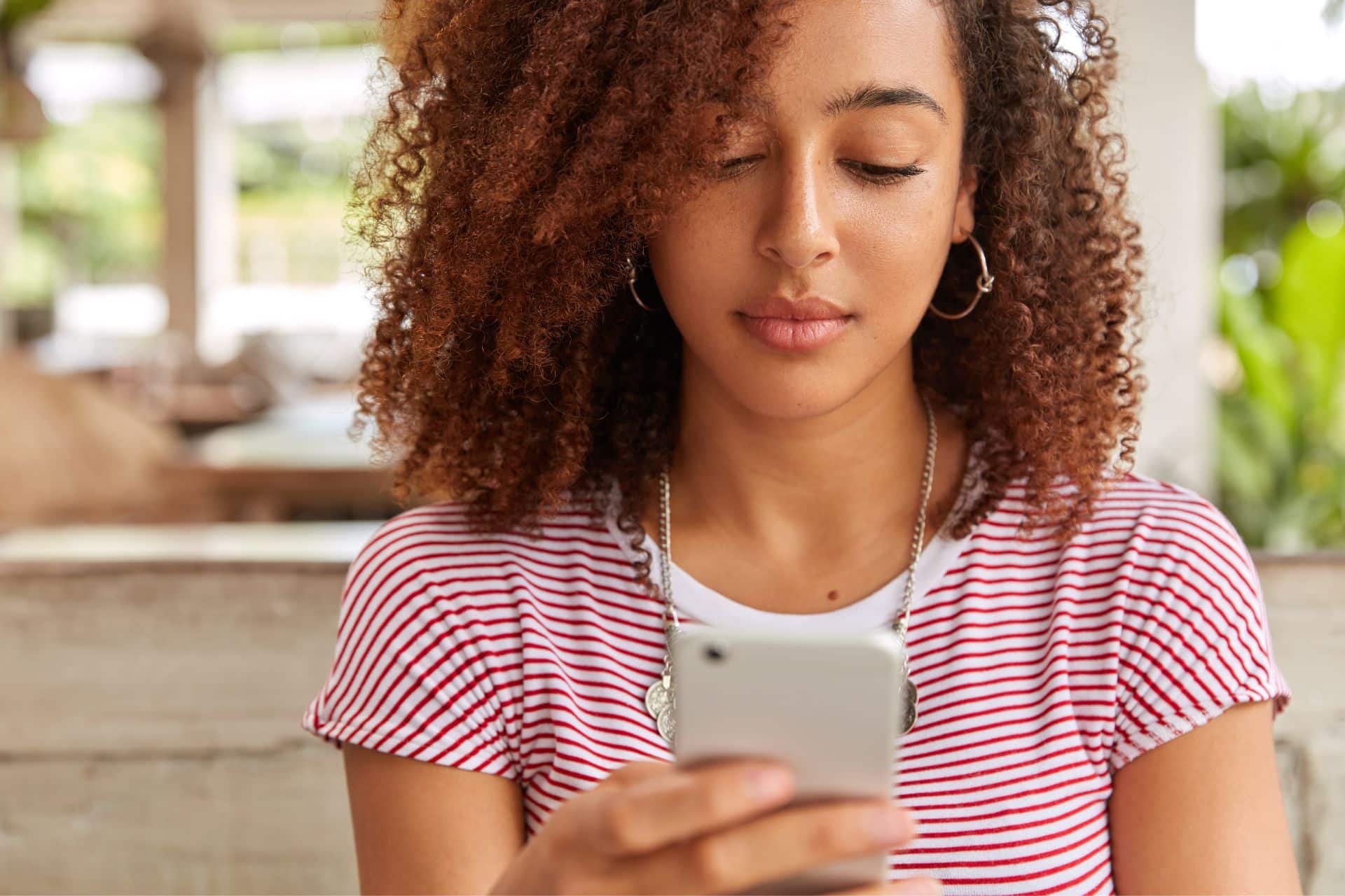 Se as novelas utilizadas como referência continuam apresentando mulheres como rivais e homens como salvadores, a inovação pode acabar reproduzindo velhas fórmulas em uma escala ainda maior
