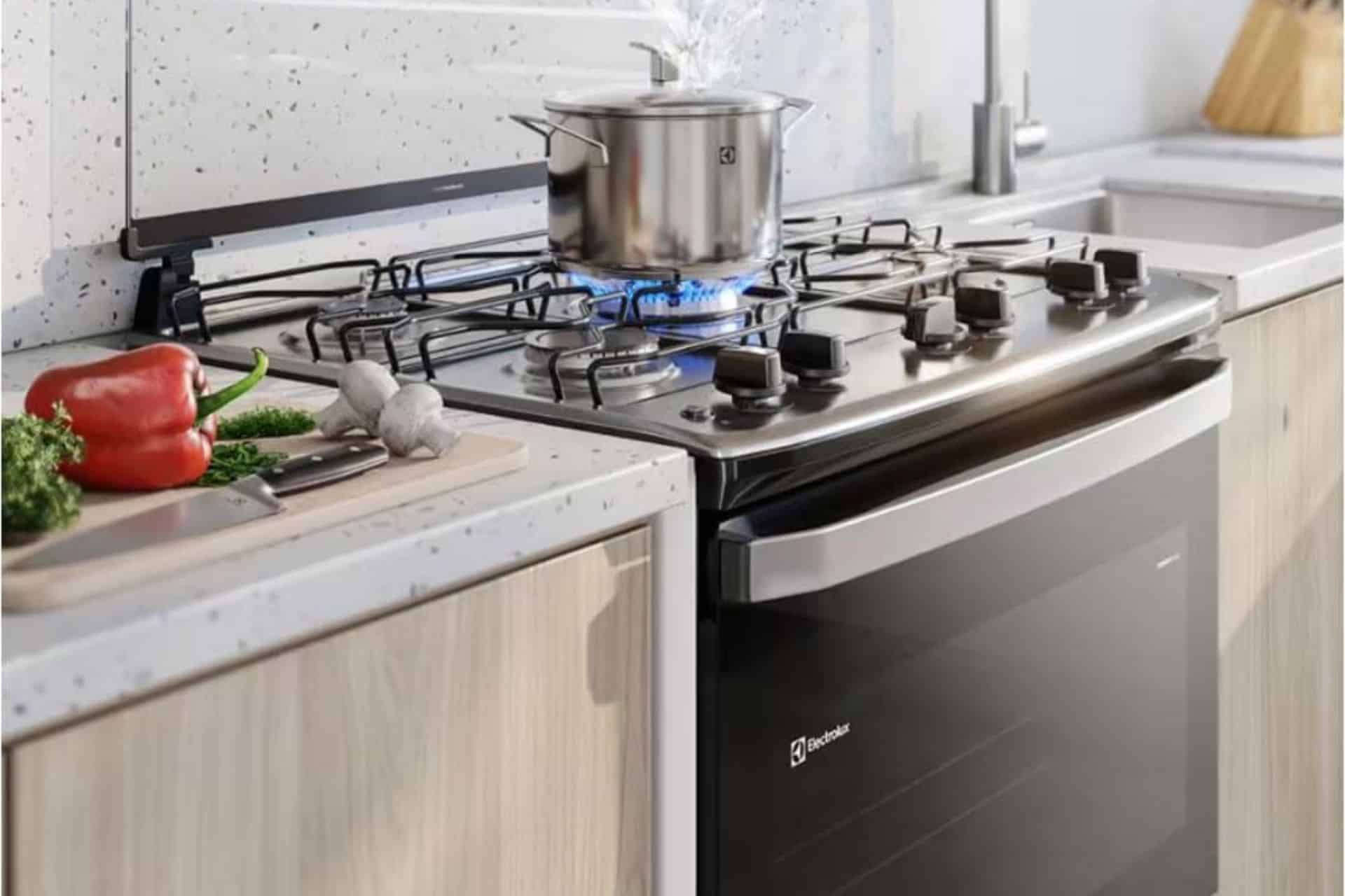Electrolux Fogão 4 bocas Electrolux Preto Efficient Mesa Vidro, Tripla Chama e PerfectCook (FE4GB)