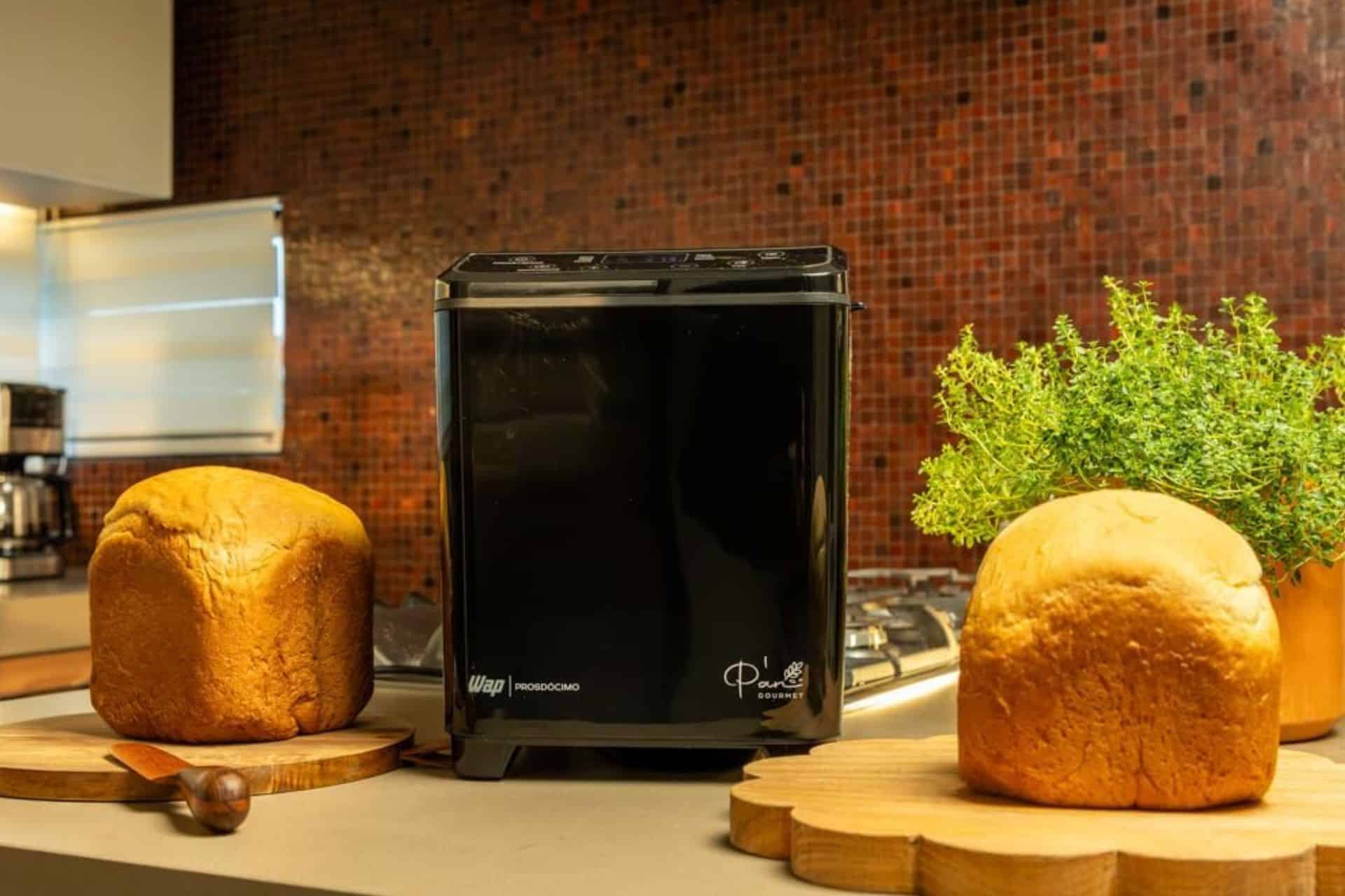 O equipamento concentra diferentes etapas e receitas em um só aparelho, com recursos de programação que permitem encaixar o preparo na rotina da casa